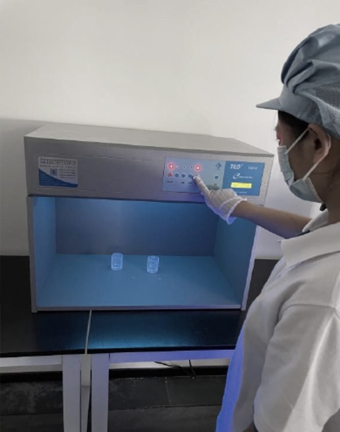 Colour inspection in a light booth