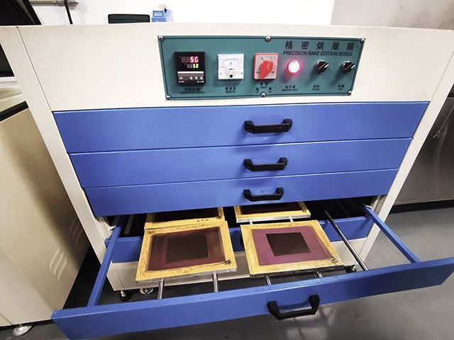 Screen printing frames in a drying cabinet